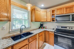 Fridge, microwave, stovetop, coffee/tea maker - Waterfront Home w/ Deck & Yard, 4 Mi to Farmville! (Farmville)