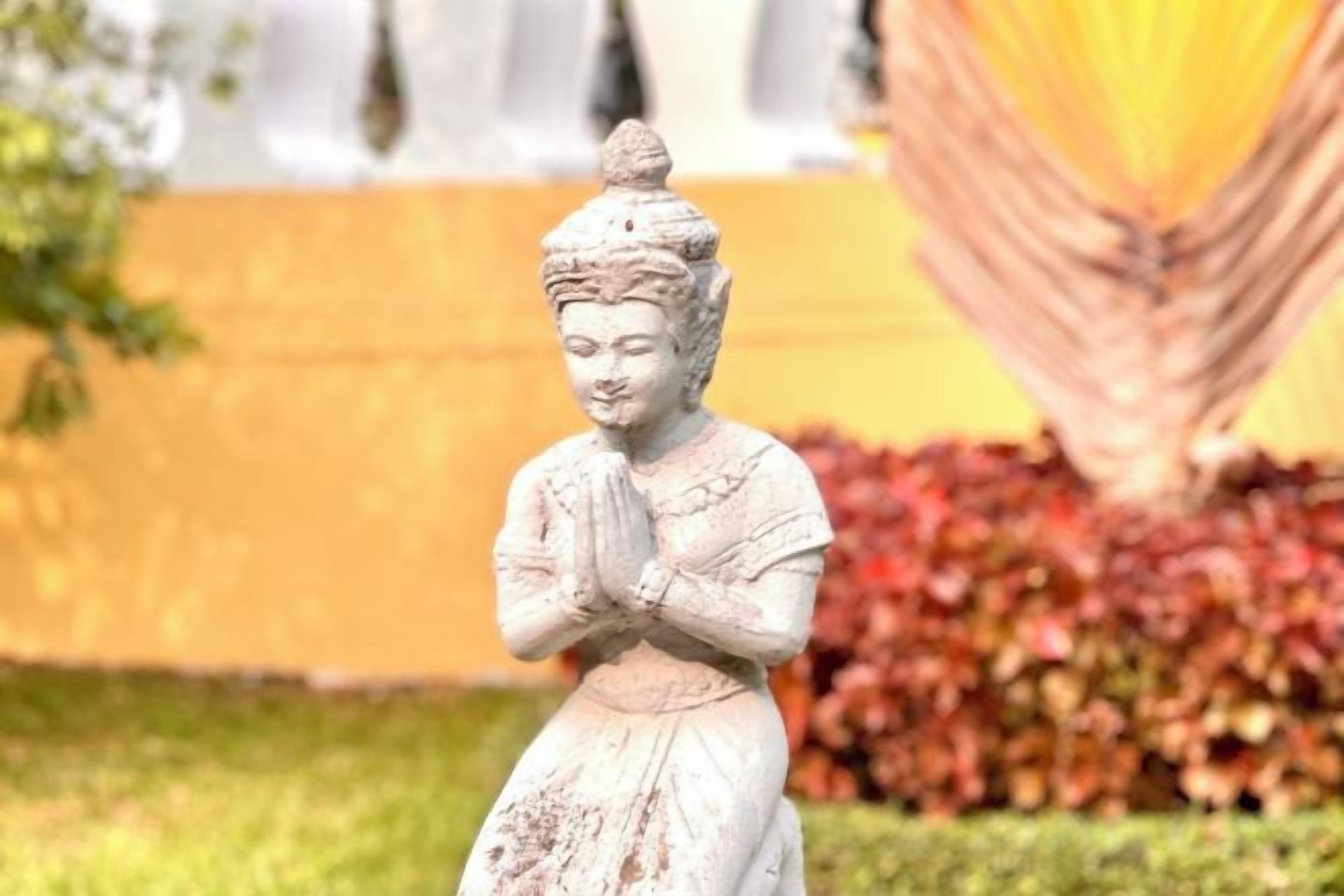 Una estatua de una figura en un jardín.