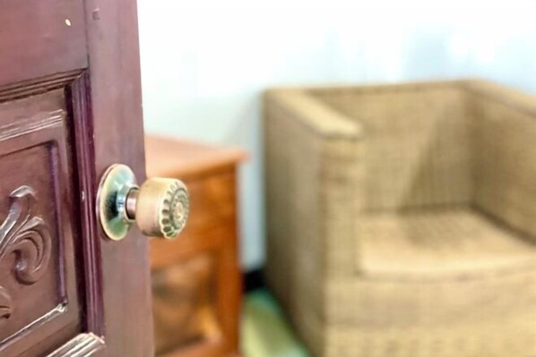Une porte en bois dotée d’une poignée ronde et décorative.