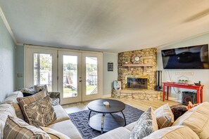 Televisión, chimenea, mesa de ping pong, libros