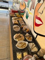 Café da manhã com buffet grátis todos os dias