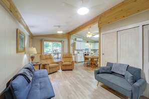 TV - Community Perks! Mountain Home w/ Deck in Newland (Newland)