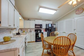 Fridge, microwave, dishwasher, coffee/tea maker - Community Perks! Mountain Home w/ Deck in Newland (Newland)