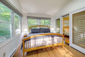 2 bedrooms, iron/ironing board, Internet, bed sheets - Community Perks! Mountain Home w/ Deck in Newland (Newland)