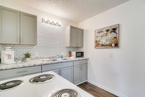 Refrigerador, microondas, placa de cocina, cafetera/tetera