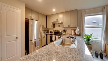 Fridge, microwave, stovetop, dishwasher
