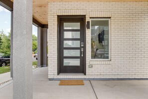 Exterior detail - Private Rooftop w/ 360-Degree View: Denver Home (Denver)
