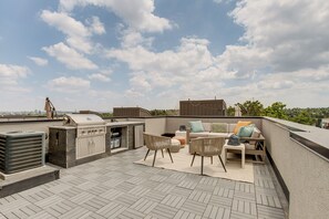 Outdoor dining - Private Rooftop w/ 360-Degree View: Denver Home (Denver)