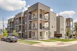 Exterior - Private Rooftop w/ 360-Degree View: Denver Home (Denver)