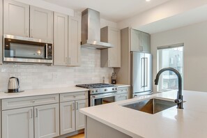 Fridge, microwave, stovetop, dishwasher - Private Rooftop w/ 360-Degree View: Denver Home (Denver)