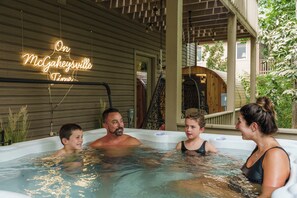 Outdoor spa tub - Luxury 7BR Retreat Sleeps 18 - 5 Min Slopes, Theater & Indoor Mini-Golf, Dogs OK (McGaheysville)
