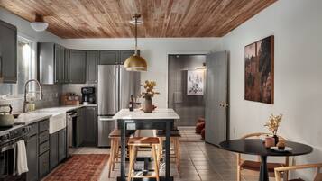 Microondas, horno, parrilla de estufa y lavavajillas