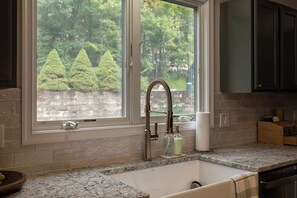 Een magnetron, een oven, een kookplaat, een vaatwasser