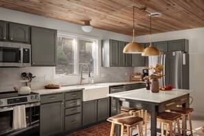 Microwave, oven, stovetop, dishwasher - Luxury 7BR Retreat Sleeps 18 - 5 Min Slopes, Theater & Indoor Mini-Golf, Dogs OK (McGaheysville)