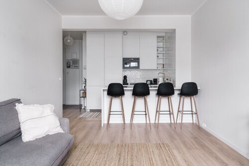 Scandi Design Gem - Steps from Local Life