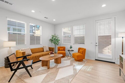 4BR/3BA/6BEDS/Close to the airport/Quality furniture/Comfortable/Clean