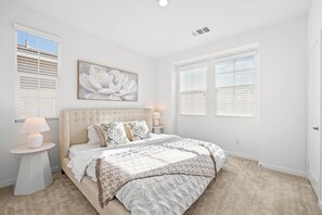 4 Schlafzimmer, Schreibtisch, Reisekinderbett, WLAN