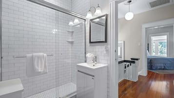 Een douche, een haardroger, handdoeken, shampoo