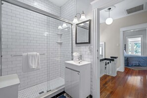 Een douche, een haardroger, handdoeken, shampoo