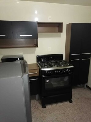 Microondas, horno, placa de cocina