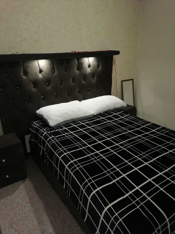 1 habitación, tabla de planchar con plancha, wifi y ropa de cama 