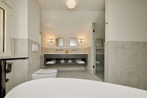 Een douche, een haardroger, handdoeken, zeep