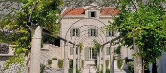 VILLA TOMA DOBROTA 1881
Seafront villa in Kotor