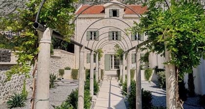 VILLA TOMA DOBROTA 1881
Seafront villa in Kotor