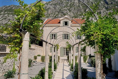 VILLA TOMA DOBROTA 1881
Seafront villa in Kotor