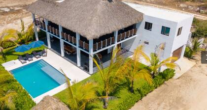 4-bedroom villa in fabulous Puerto Escondido with AC, WiFi, private pool.