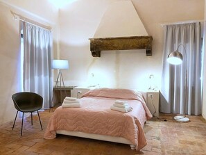 1 bedroom, free WiFi, bed sheets - Appartamento Talema A: A graceful studio apartment located in the historic center of Arezzo, with Free WI-FI. (Arezzo)