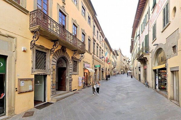 A narrow street lined with buildings featuring balconies and storefronts. - Appartamento Talema A: A graceful studio apartment located in the historic center of Arezzo, with Free WI-FI. (Arezzo)