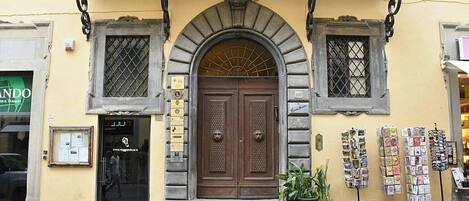 تفاصيل الفندق من الخارج