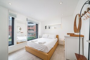 2 bedrooms, iron/ironing board, internet