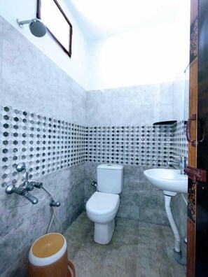 Deluxe Double Room | Bathroom | Shower, towels, soap, shampoo