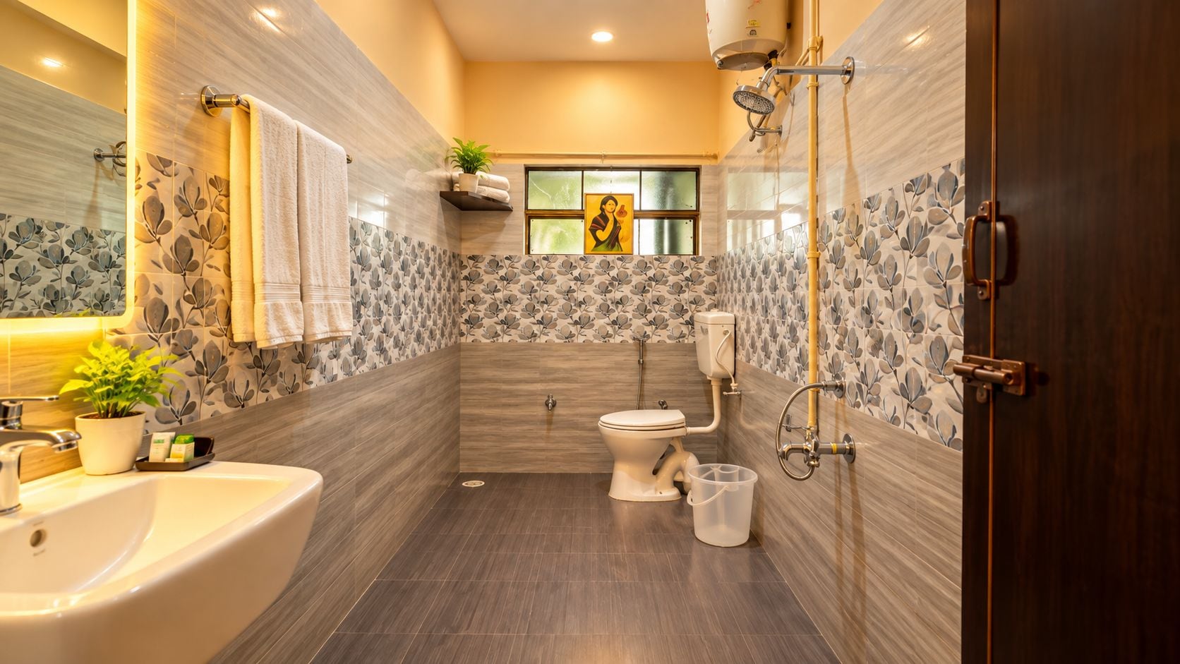 Une salle de bain moderne équipée d’une baignoire, de toilettes et d’une douche.