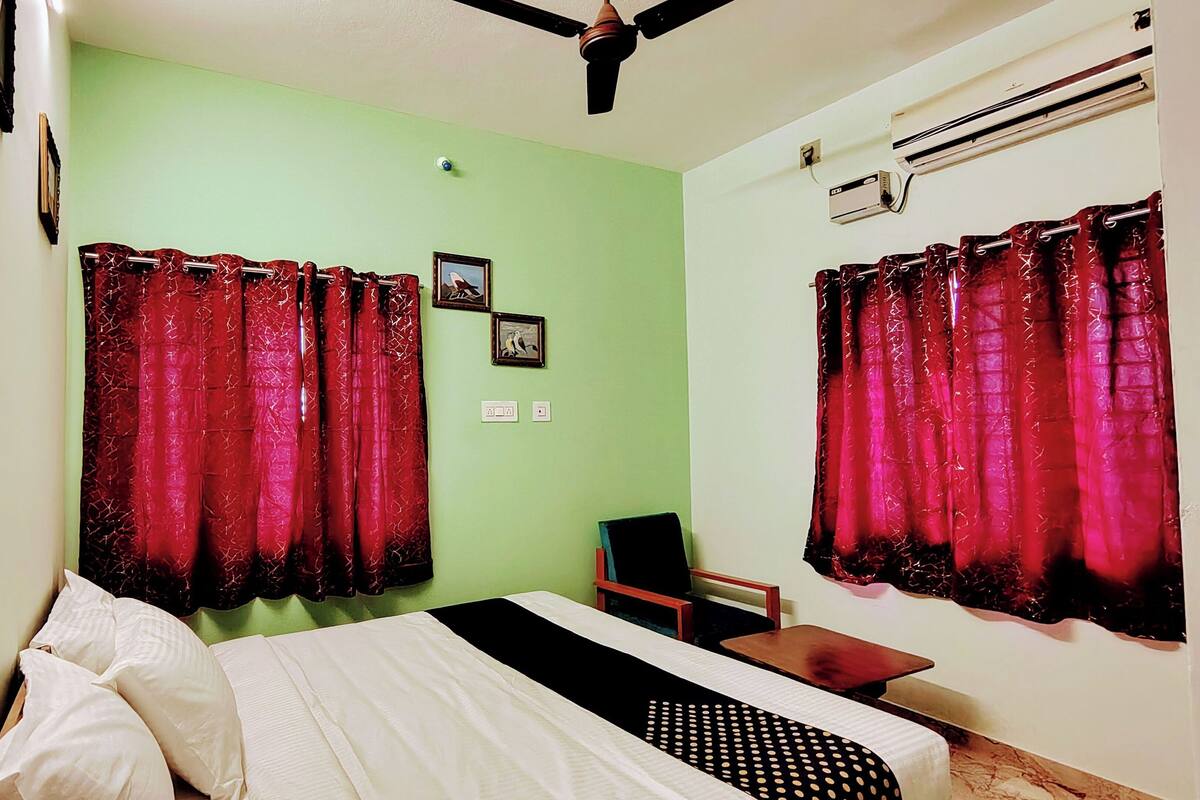Egyptian cotton sheets, premium bedding, free WiFi
