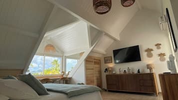 1 habitación, caja de seguridad en la habitación y escritorio