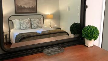 3 bedrooms, iron/ironing board, internet, bed sheets