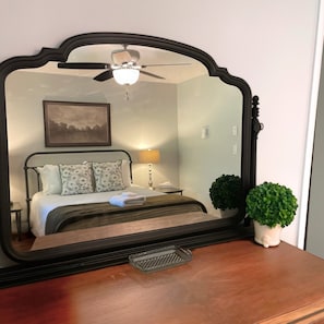 3 عدّة غرف نوم ومكواة/لوح كي وخدمة الإنترنت وملاءات أسرّة