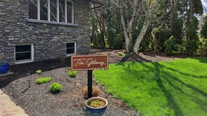 Un edificio de piedra con un cartel que dice "The Getaway 670 Shultz Rd".