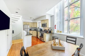 Frigorifero, microonde, forno, piano cottura