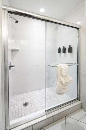 Dusche, Haartrockner, Handtücher, Seife