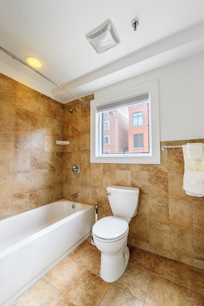 Ducha, secador de pelo, toallas, jabón