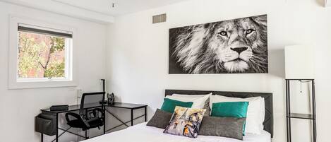 3 chambres, coffres-forts dans les chambres, bureau