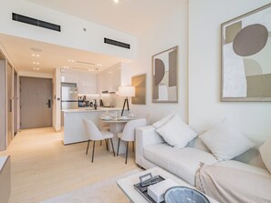 Deluxe-Apartment, Balkon, Stadtblick | Wohnbereich