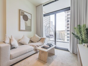 Apartament Deluxe, balcó, vistes a la ciutat | Sala d'estar | Televisor intel·ligent de 55 polzades amb canals digitals 