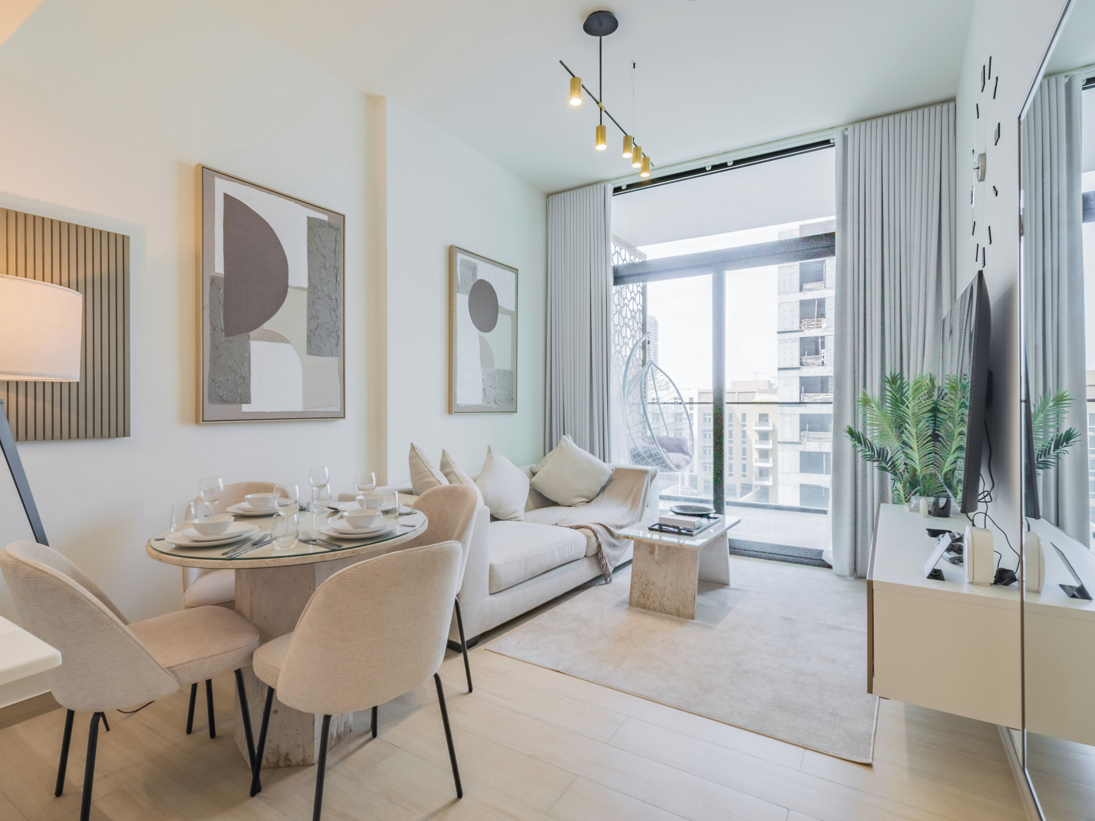 Apartamento luxo, sacada, vista para a cidade | Área de estar | Smart TV 55 polegadas com canais digitais