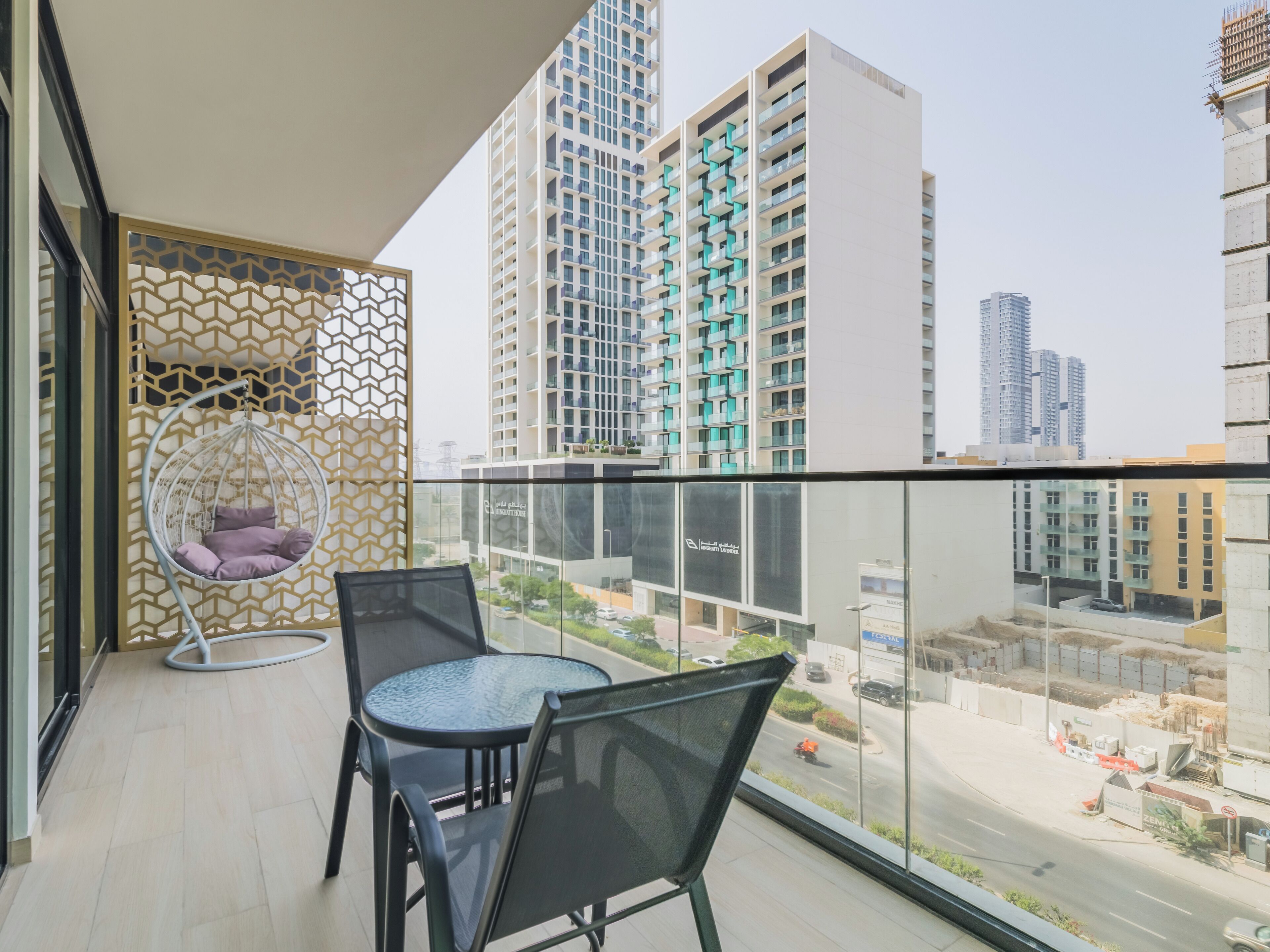 Apartamento luxo, sacada, vista para a cidade | Sacada