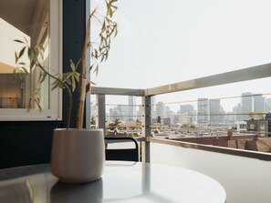 Outdoor dining - Artsy Capitol Hill Gem City View Workspace Parking (Seattle)